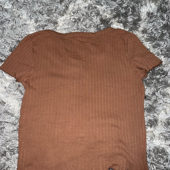 American Eagle Button Cropped Tee - Picture 4 of 4
